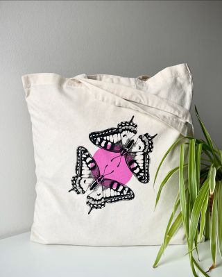 🩷 DO PUNTÍKU PERFEKTNÍ! Eko plátěnka s originálním, ručním potiskem. Autorský motiv a kombinovaný tisk. Oživte jednoduše...