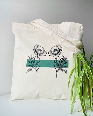 💚 MAKOVÉ ZRCADLENÍ Igelitkám už dávno odzvonilo! Má plátěnka hravě nahradí i kabelku, obzvláštní každý simple outfit ✨...