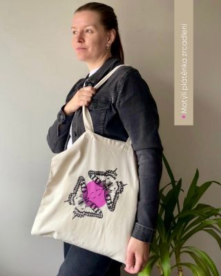 • Zrcadlení motýlů na růžovém puntíku 🩷 dokonalá kombinace na přivolání jara a rozsvícení každého minimalistického...